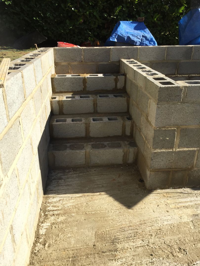 The entrance of the pool was also created using concrete hollow blocks