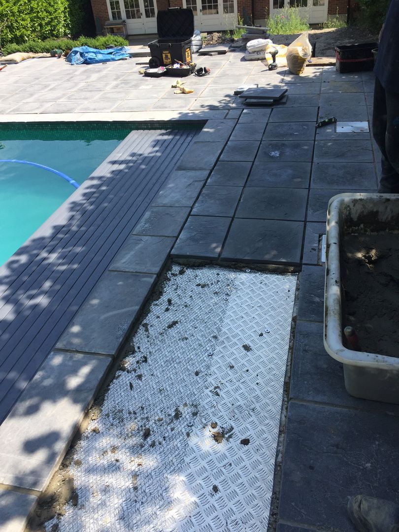 Pavement tiling over the swimming pool cover