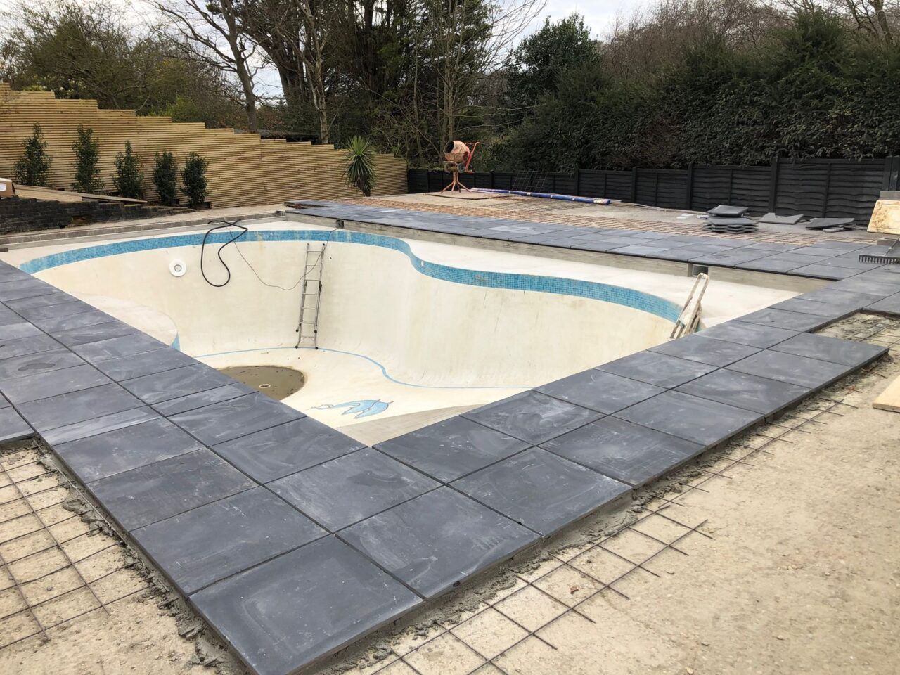 The original concrete pool was redesigned into a rectangular shape with integrated beach entries on two sides to facilitate supervised child access The original concrete pool was redesigned into a rectangular shape with integrated beach entries on two sides to facilitate supervised child access