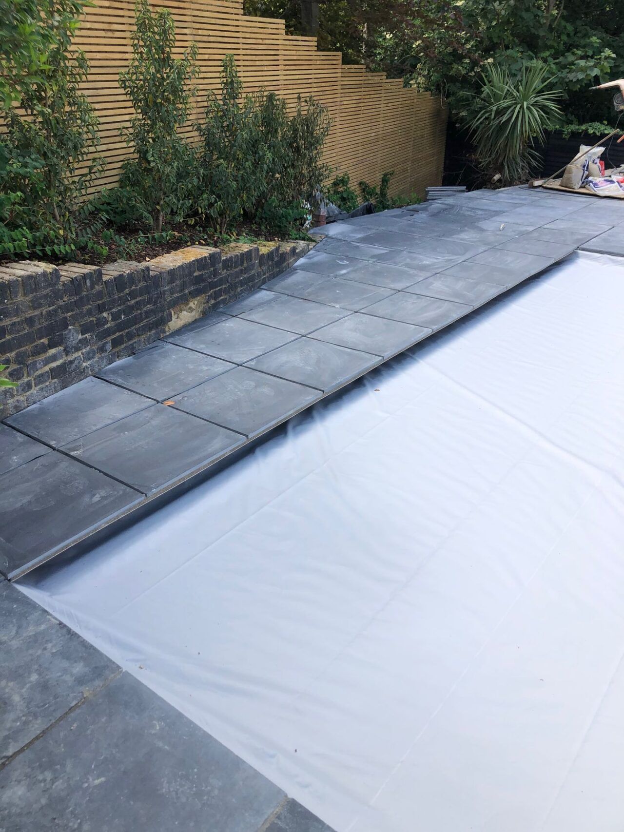 Automated safety pool cover Automated safety pool cover