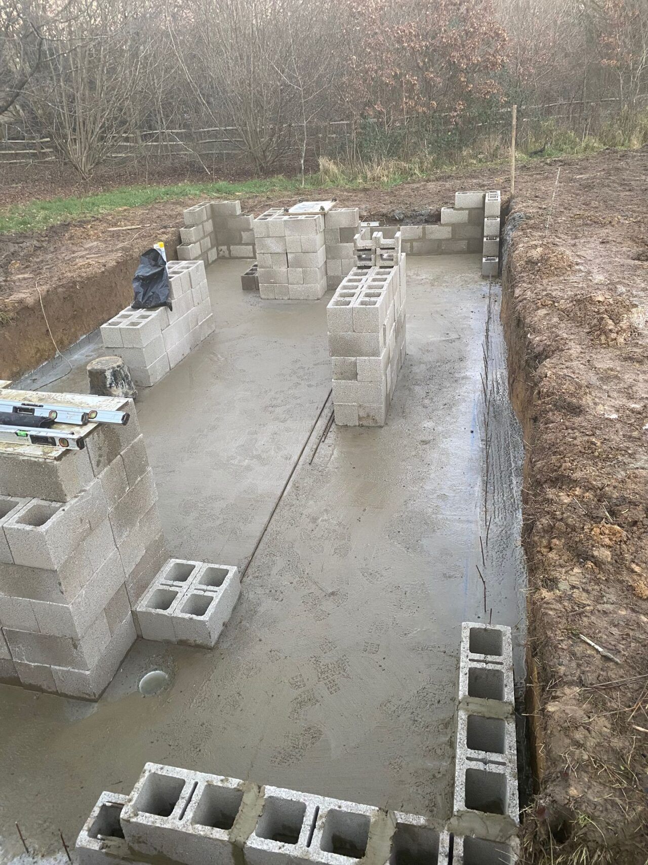 Construction of the swimming pool edge using concrete blocks