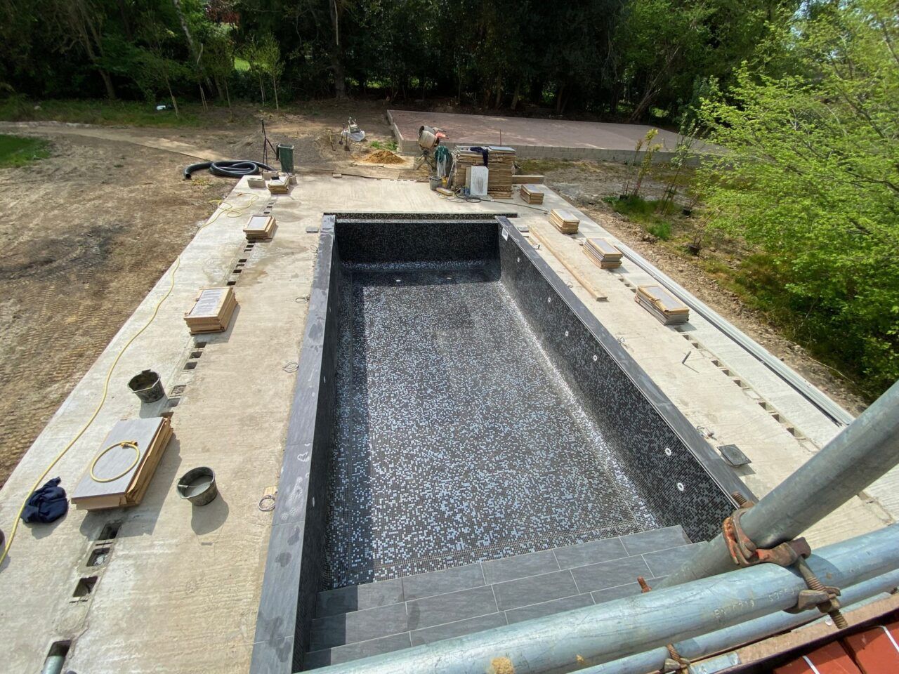 The surrounding pool area will comprise a 200m2 limestone paving