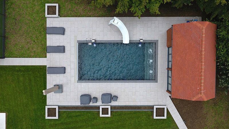 New Luxury Swimming Pool with Contemporary Pool House by UK Swimming Pools Ltd New Luxury Swimming Pool with Contemporary Pool House by UK Swimming Pools Ltd