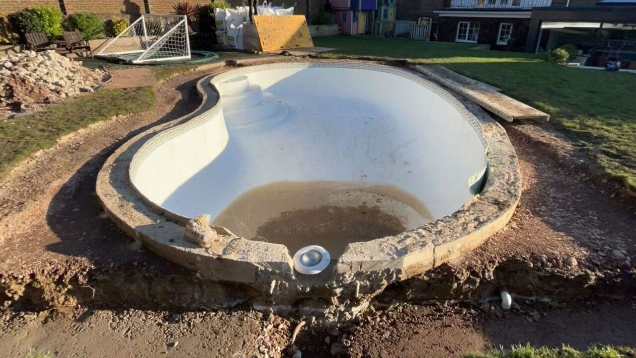 UKSP – Stunning Remodelled Pool with Automatic Safety Cover036